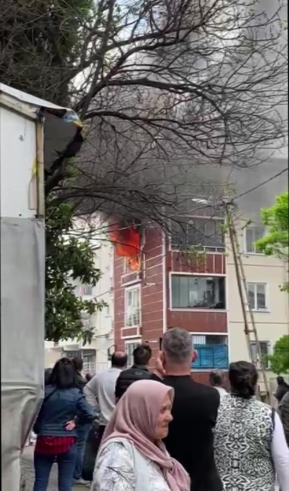 Foto - Kendi evini ateşe verdi!