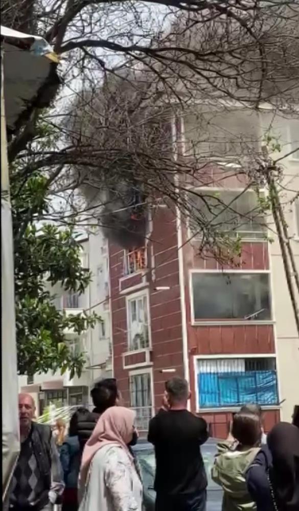 Kendi evini ateşe verdi!