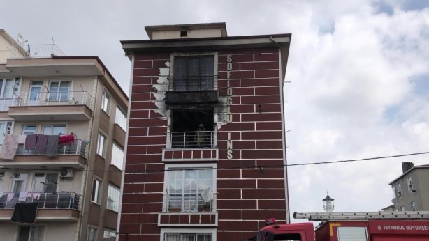 Foto - Kendi evini ateşe verdi!