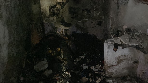 Foto - Kendi evini yakan kişiye komşuları saldırdı! Polis güçlükle ayırdı