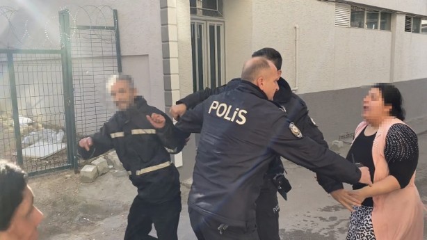 Foto - Kendi evini yakan kişiye komşuları saldırdı! Polis güçlükle ayırdı