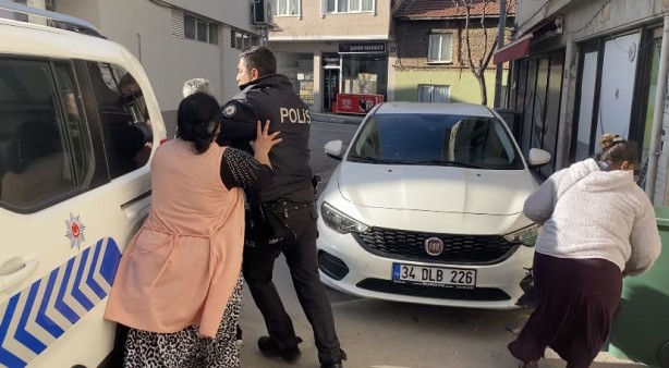 Foto - Kendi evini yakan kişiye komşuları saldırdı! Polis güçlükle ayırdı