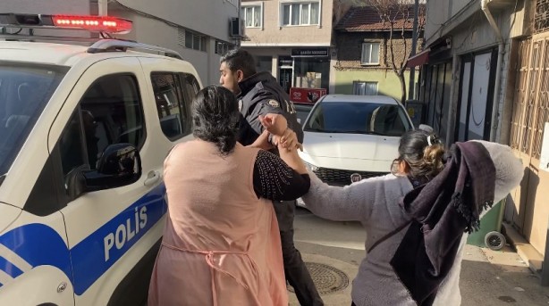 Kendi evini yakan kişiye komşuları saldırdı! Polis güçlükle ayırdı