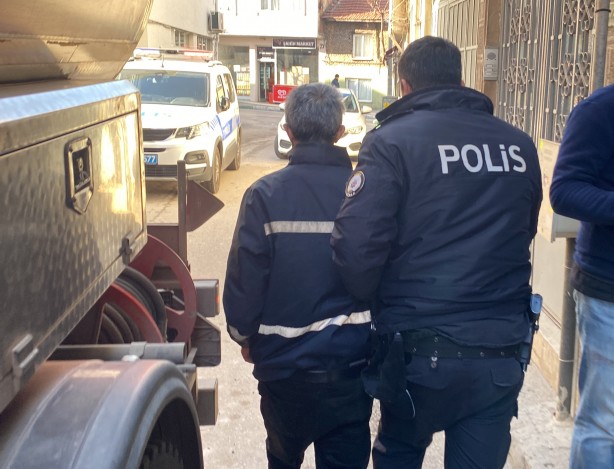 Foto - Kendi evini yakan kişiye komşuları saldırdı! Polis güçlükle ayırdı