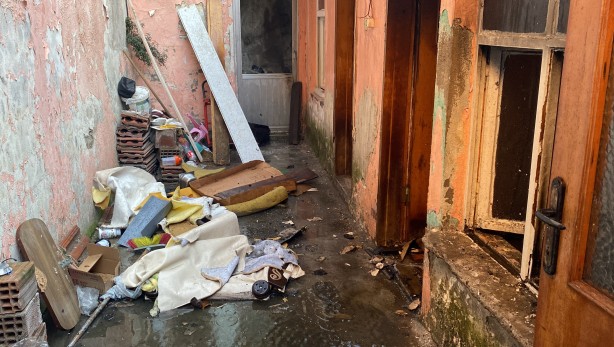 Foto - Kendi evini yakan kişiye komşuları saldırdı! Polis güçlükle ayırdı