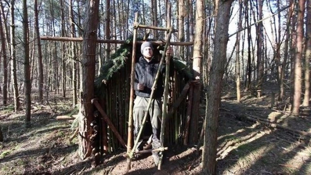 Foto - Kendi yaptığı ilkel malzemelerle bakın ne inşa etti!