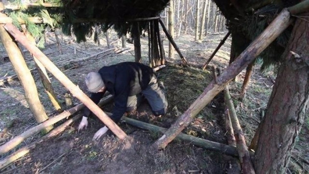 Foto - Kendi yaptığı ilkel malzemelerle bakın ne inşa etti!