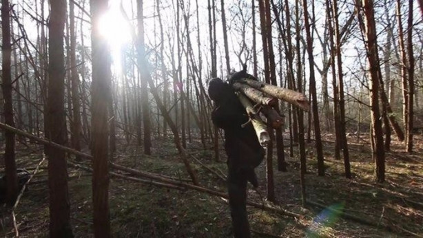  Kendi yaptığı ilkel malzemelerle bakın ne inşa etti!