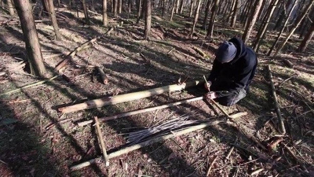 Foto - Kendi yaptığı ilkel malzemelerle bakın ne inşa etti!