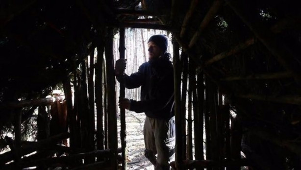 Foto - Kendi yaptığı ilkel malzemelerle bakın ne inşa etti!