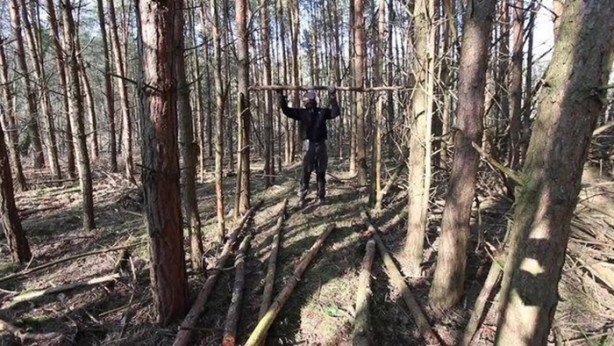 Foto - Kendi yaptığı ilkel malzemelerle bakın ne inşa etti!