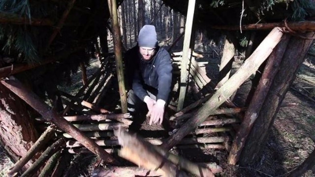 Foto - Kendi yaptığı ilkel malzemelerle bakın ne inşa etti!