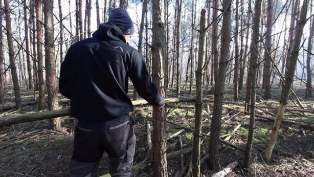 Foto - Kendi yaptığı ilkel malzemelerle bakın ne inşa etti!