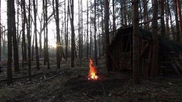 Foto - Kendi yaptığı ilkel malzemelerle bakın ne inşa etti!