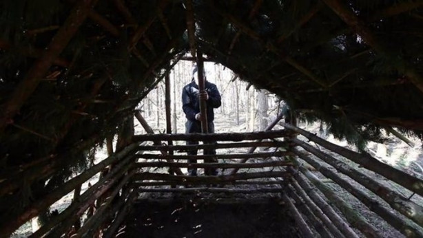 Foto - Kendi yaptığı ilkel malzemelerle bakın ne inşa etti!