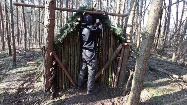 Foto - Kendi yaptığı ilkel malzemelerle bakın ne inşa etti!