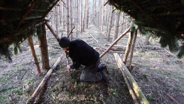 Foto - Kendi yaptığı ilkel malzemelerle bakın ne inşa etti!