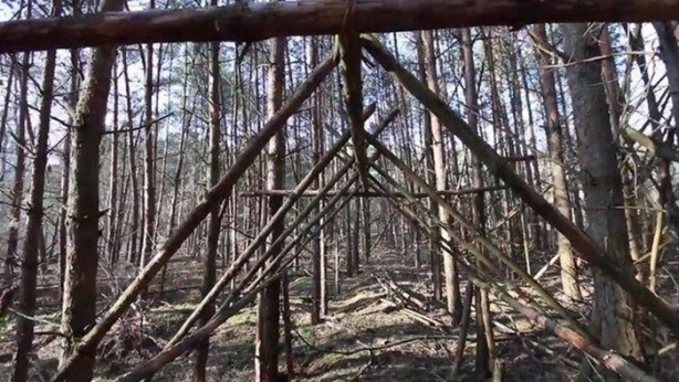 Foto - Kendi yaptığı ilkel malzemelerle bakın ne inşa etti!