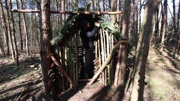 Foto - Kendi yaptığı ilkel malzemelerle bakın ne inşa etti!