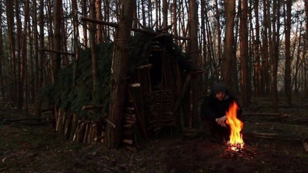 Foto - Kendi yaptığı ilkel malzemelerle bakın ne inşa etti!