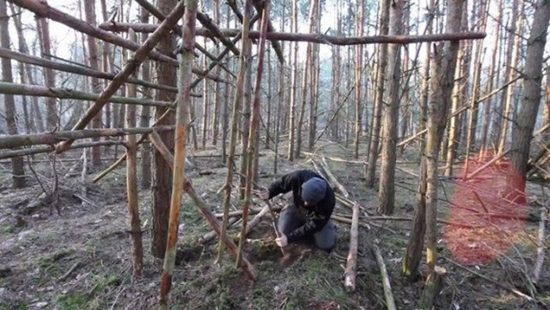 Foto - Kendi yaptığı ilkel malzemelerle bakın ne inşa etti!