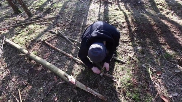 Foto - Kendi yaptığı ilkel malzemelerle bakın ne inşa etti!