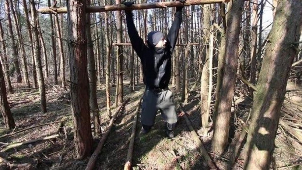 Foto - Kendi yaptığı ilkel malzemelerle bakın ne inşa etti!