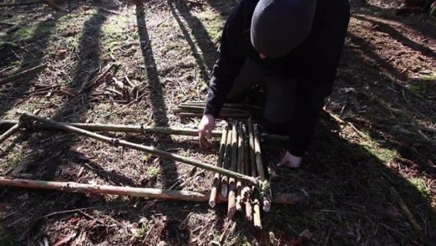 Foto - Kendi yaptığı ilkel malzemelerle bakın ne inşa etti!