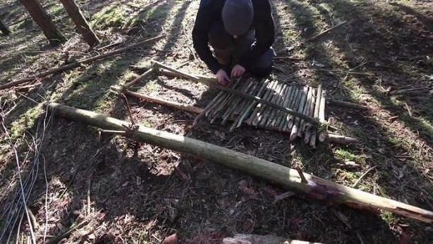 Foto - Kendi yaptığı ilkel malzemelerle bakın ne inşa etti!