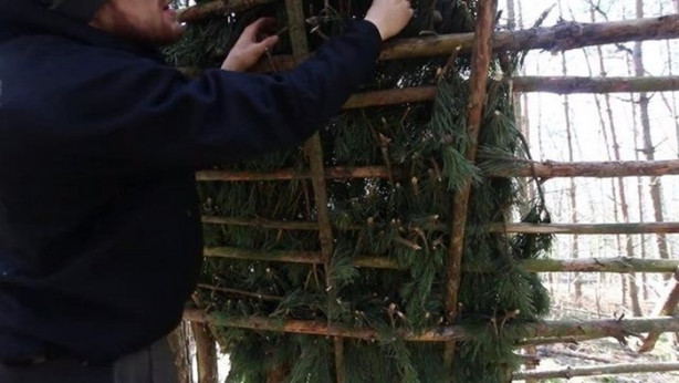 Foto - Kendi yaptığı ilkel malzemelerle bakın ne inşa etti!