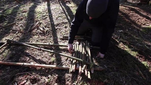 Foto - Kendi yaptığı ilkel malzemelerle bakın ne inşa etti!