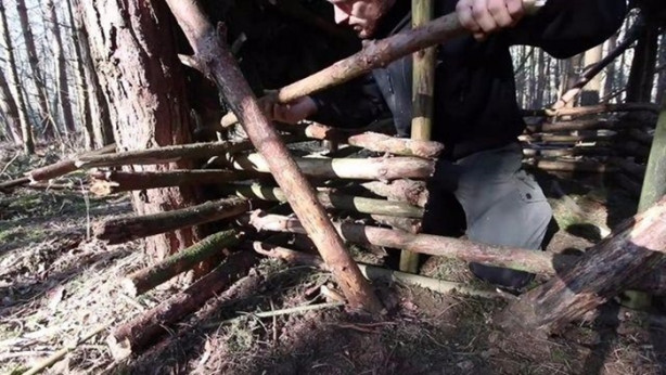 Foto - Kendi yaptığı ilkel malzemelerle bakın ne inşa etti!