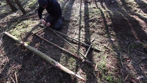Foto - Kendi yaptığı ilkel malzemelerle bakın ne inşa etti!