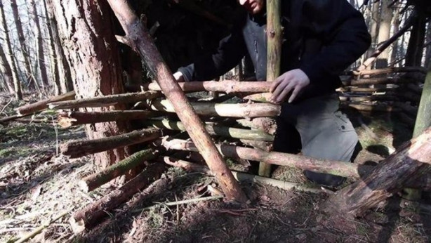 Foto - Kendi yaptığı ilkel malzemelerle bakın ne inşa etti!