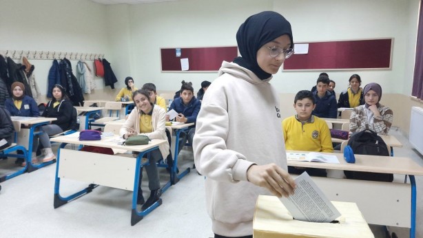 Foto - Kendileri küçük yürekleri büyük öğrenciler harçlıklarını depremzedelerle bölüştü
