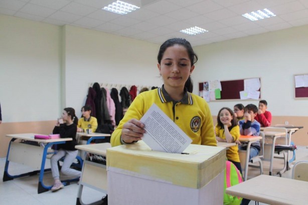 Foto - Kendileri küçük yürekleri büyük öğrenciler harçlıklarını depremzedelerle bölüştü