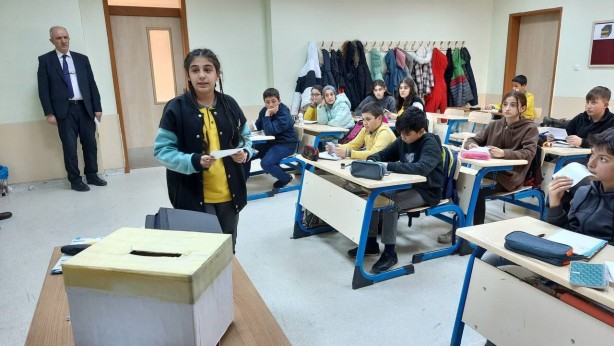 Foto - Kendileri küçük yürekleri büyük öğrenciler harçlıklarını depremzedelerle bölüştü