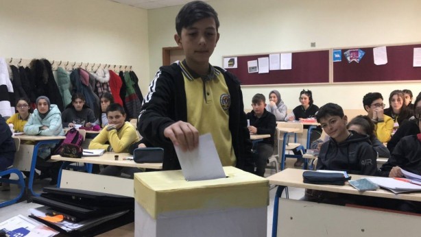 Foto - Kendileri küçük yürekleri büyük öğrenciler harçlıklarını depremzedelerle bölüştü