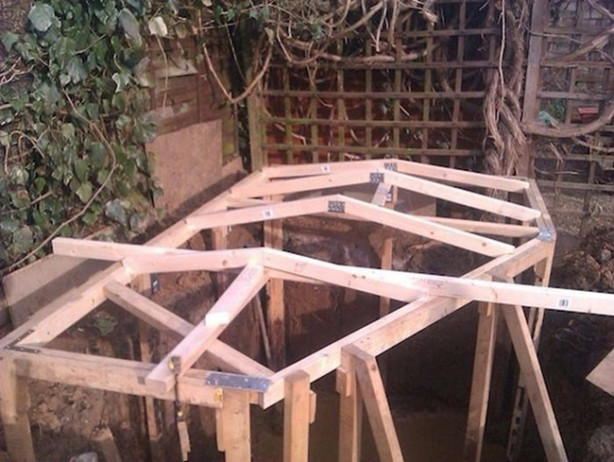 Foto - Kendine hobbit deliği yaptı!