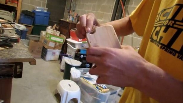 Foto - Kendine öyle ilginç bir telefon kılıfı yaptı ki...