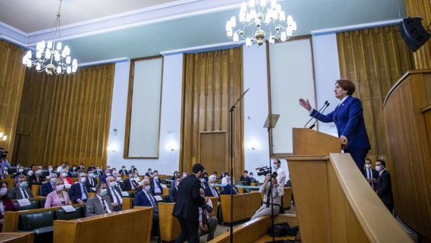 Foto - Kendini diziye veren Meral Akşener'in dünyadan haberi yok