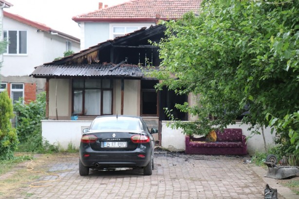 Kendini yangın çıkardığı eve kilitledi
