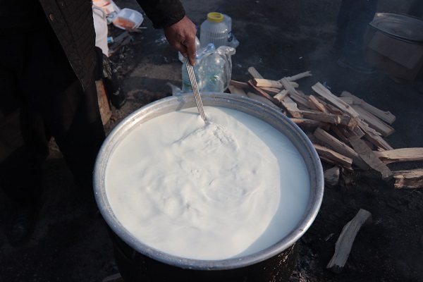 Foto - Kendisi de depremzede! Sütçü Baba'dan bölgeye anlamlı destek