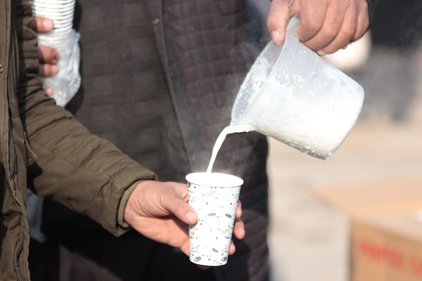 Foto - Kendisi de depremzede! Sütçü Baba'dan bölgeye anlamlı destek