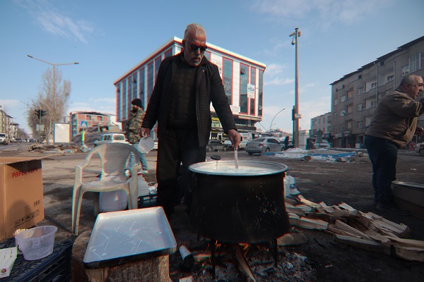 Foto - Kendisi de depremzede! Sütçü Baba'dan bölgeye anlamlı destek