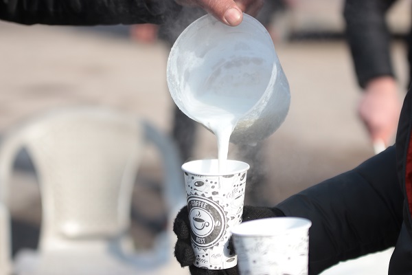 Foto - Kendisi de depremzede! Sütçü Baba'dan bölgeye anlamlı destek