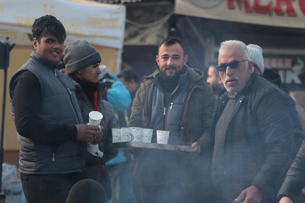 Foto - Kendisi de depremzede! Sütçü Baba'dan bölgeye anlamlı destek