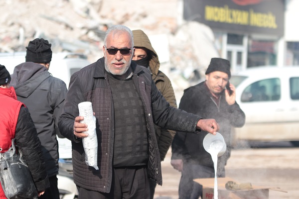 Foto - Kendisi de depremzede! Sütçü Baba'dan bölgeye anlamlı destek