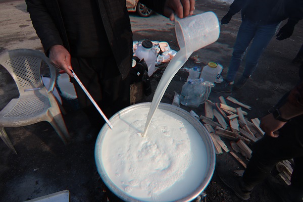 Foto - Kendisi de depremzede! Sütçü Baba'dan bölgeye anlamlı destek