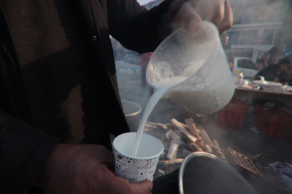 Foto - Kendisi de depremzede! Sütçü Baba'dan bölgeye anlamlı destek